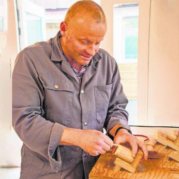Grosse Begeisterung in den neuen Werkstätten der Alpenruhe - Martin K. wohnt in St. Stephan und arbeitet die ganze Woche in der Alpenruhe im Holzatelier. Es gefalle ihm viel besser als vorher. Bei der Herstellung der K-Lumet werde er nicht gestresst und bekomme von Toni Walker, der Betreuungsperson Arbeiten, den Auftrag zugeteilt, eine Palette auseinanderzunehmen.