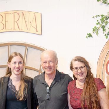 Opernspektakel von Kindern für Kinder - Seit über 20 Jahren sorgt die Familie Gimmel mit Margrith (rechts), Fiona und Jacques mit riesigem Einsatz dafür, dass an den Familienkonzerten des Gstaad Menuhin Festivals alle zwei Jahre fantastische Inszenierungen auf dem Programm stehen.