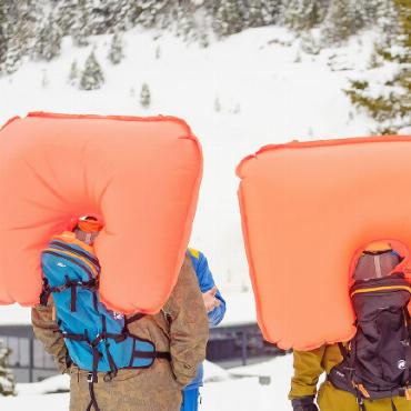 Freeridedays.ch am Glacier 3000: ein unverzichtbares Saisonfinale in der Region - Training mit ausgelösten Lawinenairbags.