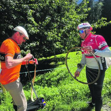 Ganz gemütlich «gümmele» - André Massard, ehemaliger Profi aus Château-d’Oex (rechts), erlitt einen Platten im Aufstieg nach Rougemont. Ruedi Kistler als professioneller Velomechaniker half mit, den «Schaden» innert kürzester Zeit mit einem neuen «Collé» zu reparieren.