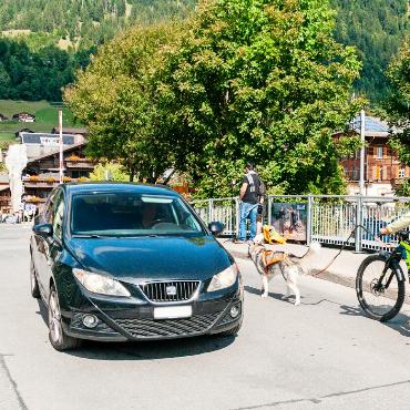 «Langsam fahren, Abstand wahren» - Auf einigen Strassen ist der Platz oft knapp für alle Verkehrsteilnehmenden. FOTO: KEREM MAURER