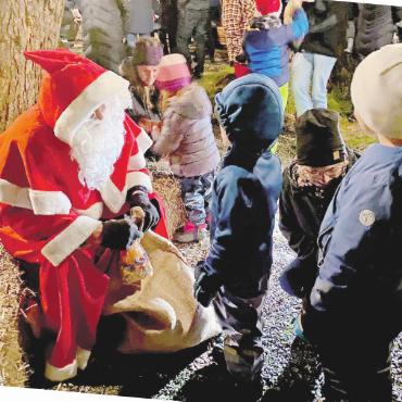 Samichlöisla, so weit das Auge reicht - Der Nikolaus hört aufmerksam zu. FOTOS: HANS BETTLER