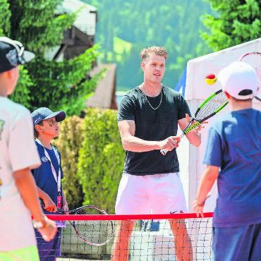 Alexander Bublik feiert seinen ersten Sandplatz-Titel - Einmal im Leben Tennis spielen mit einem Star, hier mit dem deutschen Hendrik Jebens. Das Minitennis gefiel nicht nur den Kleinen… FOTO: BREAKPOINT IMAGES/EFG SWISS OPEN GSTAAD 2025