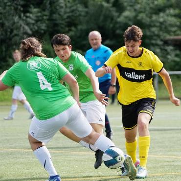 Erfolgreiche Vorrunde für den FC Sarina - Lars Hauswirth aus der zweiten Mannschaft dribbelt an einem Gegenspieler vorbei. FOTOS: ZVG