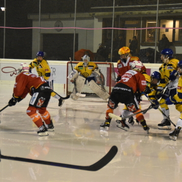 SCB Frauen gewinnen gegen die HCD Ladies - Ein Gewusel vor dem Tor der Davoserinnen, doch der Puck fand bei diesem Angriff den Weg ins Tor nicht. 