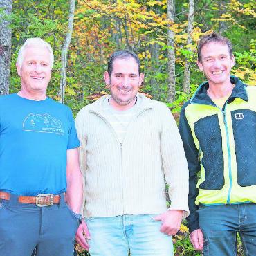 Kluppenübergabe im Forstamt Gsteig - Gemeinderat Urs von Siebenthal flankiert vom pensionierten Förster Arthur Haldi (links) und dessen Amtsnachfolger Daniel Schneider.