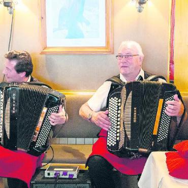 Grosse Neugier für das älteste Gasthaus von Gstaad - Für musikalische Unterhaltung war ebenfalls gesorgt.