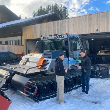 Die Marke Gstaad und die Husky-Taufe - Der neue Husky wird für die Taufe am Saisoneröffnungs-Apéro vorbereitet. Er freut sich, mit Spitzenleistung dem Sparenmoos und der Marke Gstaad zu dienen. FOTO: ZVG