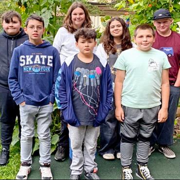 Marktstand mit Produkten aus dem Schulgarten - Die sieben Schüler:innen kreierten ihren eigenen Schulgarten. FOTO: ZVG