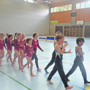 Die Wettkampfsaison ist eröffnet - Einmarschieren wie die Grossen. Unter grossem Applaus von der gut besetzten Zuschauertribüne kamen die Kinder in die Halle.