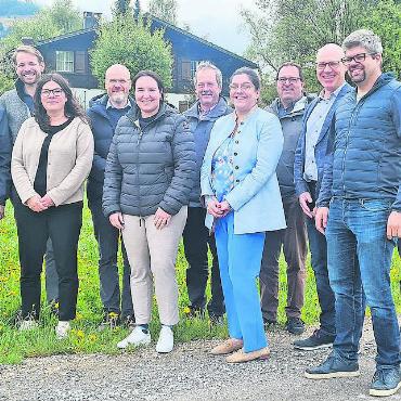 Wohnbaugenossenschaft Ebnitmatte gegründet - V.l. Joe Bürki, Claudio Thoenen, Susanne Schneider Bill, Hanspeter Reichenbach, Ana de Moura, Toni von Grünigen, Lea Romang, Thomas Kernen, Louis Lanz, Martin Hefti und Roman Gimmel. FOTO: ZVG