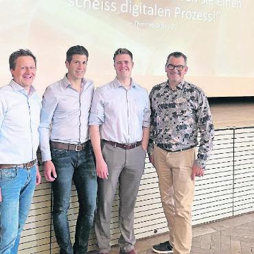 InnovationDay 2024 – Nutzen von KI im Tagesgeschäft - Von links: Ronnie Oehrli und Flurin Riedi (GST), Martin Ritzmann und Michael Böhler.