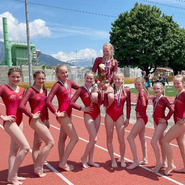 Gelungener Saisonstart für die Geräteturner:innen - Die strahlende Siegerin Sofia Lüthi wird nach ihrem Triumph im K4 auf den Schultern ihrer Teamkolleginnen getragen.