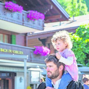 Von der Alp ins Dorf: Fotostrecke Gstaad Züglete 2023 - Die Kleine hat den Überblick.