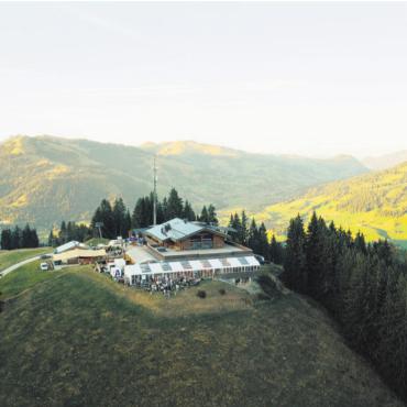 Ausgelassene Partystimmung trotz der Glacier-Absage - Das Caprices Festival mitten in der imposanten Berglandschaft.