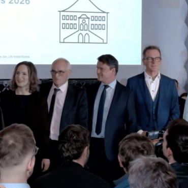 Kantonswahlen 2026: Schär und Speiser wiedergewählt, Bach neu im Parlament - Die neue Kantonsregierung beim obligatorischen Fototermin im Berner Ratshaus. (Screenshot Livestream Kanton Bern)