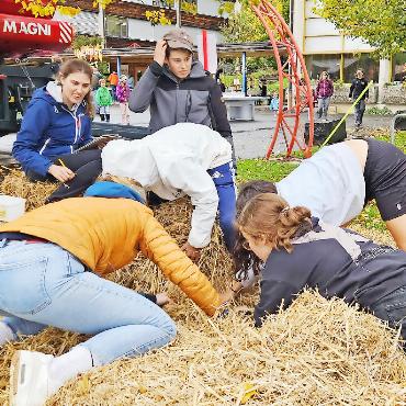 Herbstfest 2024: Ein voller Erfolg trotz Regen - Die «Nadel im Heuhaufen» suchen wird zu «Puzzleteil im Strohhaufen» suchen.