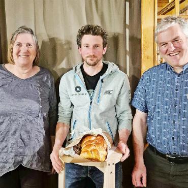 Mathias Linder gewinnt 4. Bärejass - Das Bärejass-Podest: v.l. Lorly Matti (Rang 2), Mathias Linder (Rang 1) und Felix Neff (Rang 3). FOTO: ZVG