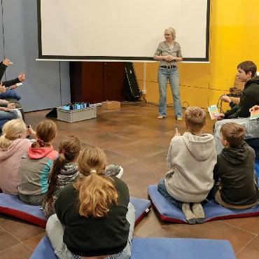 Liebe hat ihre Grenzen - Alle Daumen hoch! Die Jugendlichen geben ein durchwegs positives Feedback zu dem, was sie bei «Love Limits» gelernt haben.
FOTOS: PAULA MITTAG