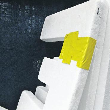 Verantwortungsvoll buchstabieren - Mit Klebeband reparierte Buchstaben kommen auch im nächsten Jahr wieder mit auf die Tribüne. «Grosse Buchstaben, wie zum Beispiel das W, gehen schneller kaputt als andere.»