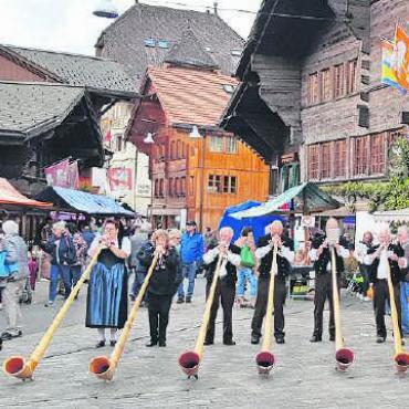 Saanenland erfüllt mit Alphornklängen - Rechts: Die Alphorngruppe Simmental