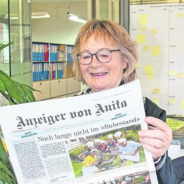 Stabübergabe in der Redaktion - Mehr als ein Vierteljahrhundert hat sie dem «Anzeiger von Saanen» ein Gesicht gegeben. Grund genug für ihr Team, eine Sonderausgabe ganz für sie alleine zu produzieren: den «Anzeiger von Anita».