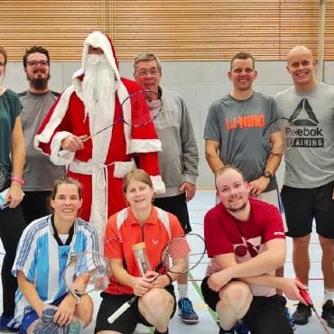 Der «Sämmi-Chlous» auf Besuch beim Badmintonclub Gstaad - Die erschöpften, aber glücklichen Spieler:innen des BC Gstaad mit dem «Sämmi-Chlous». FOTO: ZVG