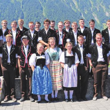 Diplom für eine Landwirtin und einen Landwirt aus dem Saanenland - Die frisch diplomierten Landwirtinnen und Landwirte der Abschlussklasse 3H am Inforama Berner Oberland mit Cornelia Trachsel aus der Lauenen und Timon Zimmermann aus Gstaad. FOTO: ZVG