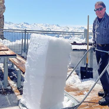 Aussergewöhnlich: «Le Refuge l’Espace» - Schneeblöcke in der Grösse eines Kühlschrankes wurden auf der Terrasse weggeschaufelt.