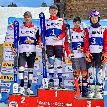 Hervorragende Bedingungen am Leki-Cup in Schönried! - 1. Fynn Brand (Lauenen), 2. Isaac Henchoz (Saanen), 3. Nicolas Herrmann (Schönried) und Florian-Masaki Ploner.