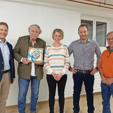 Sportzentrum Gstaad: Urs Zumbrunnen übernimmt das Präsidium - Urs Zumbrunnen (neuer Verwaltungsratspräsident), Jürg Müller (ehemaliger Verwaltungsratspräsident), Cornelia Walker (Geschäftsführerin), Marcel von Grünigen (neu im Verwaltungsrat) und Rolf Schwenter (ausscheidender Verwaltungsrat) an der Generalversammlung der Sportzentrum Gstaad AG.
FOTOS: JONATHAN SCHOPFER
