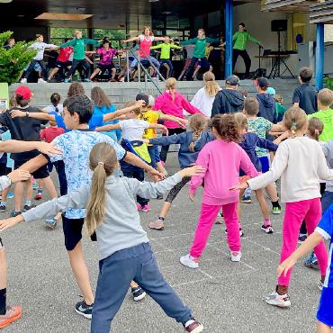 Sport, Spiel und Spass in der Schule Rütti - Gemeinsames Aufwärmen mit der Wahlfachgruppe Tanz. FOTOS: ZVG