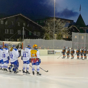 Kampfgeist auf Kufen: die Women’s Hockey Winter Classic - Die SCB Frauen gegen den EV Zug in Gstaad. FOTOS: JONATHAN SCHOPFER