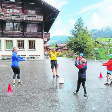 Ein gelungener Tag mit viel Unterhaltungspotenzial - Die Teamdisziplin der Kinder: Wassertransport. FOTOS: ZVG