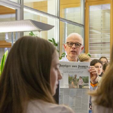 Einblicke in den kaufmännischen, grafischen und journalistischen Alltag - Verleger Frank Müller sprach mit den Schüler:innen über die 144-jährige Geschichte des «Anzeigers von Saanen».