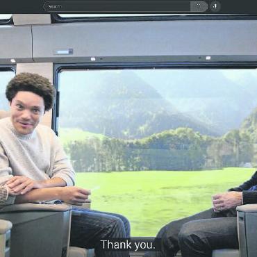 Roger Federer und Trevor Noah im neuen Werbefilm von Schweiz Tourismus - Auszug auf dem Werbespot: Die Schweizerin entpuppt sich als grosser Fan des Comedians Trevor Noah (links). SCREENSHOT: YOUTUBE/MY SWITZERLAND