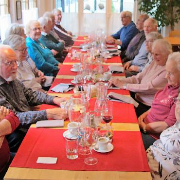 Diskussionen von der Gegenwart bis weit in die Vergangenheit zurück - GemütlichesBeisammensein am schön dekorierten, langen Tisch. FOTO: GEORGES FLEUTI