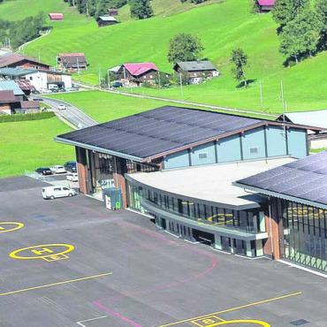 Der Saaner Flughafen erhält sein erstes Sonnendach - Die Flugplatzgenossenschaft Gstaad-Saanenland will ihre Anlagen mit Photovoltaikanlagen bestücken. Die Generalversammlung hat einen Kredit für die erste Anlage West gesprochen (Gebäude links). (Visualisierungen: Gstaad Airport)