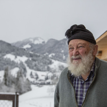Ein «Ryter» eilt  zu Hilfe - Gottfried Ryter, Tüftler und Mitautor des Buches «Flurnamen Kuhalpen Saanenland». Die Vernissage findet am Freitag, 17. Februar statt.   (Foto: Jocelyne Page)