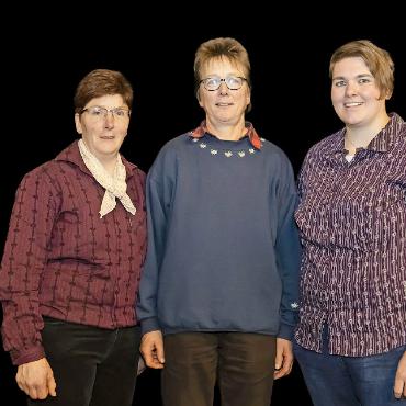 Aufbruchsstimmung und Hoffnung für den Käsemarkt - Brunner Bernadette, Habkern, Heubühlen (links); Bütschi Hedi, Saanenmöser, Gfell (Mitte); Zurbuchen Martina, Habkern, Bohl, Fuhrenweid/Wydegg (rechts). Es fehlen unter anderem: Gobeli Alexander, Saanen, Hindere Walig; Brigitte und Klaus Hermann, Saanen, Hornberg. FOTOS: ZVG