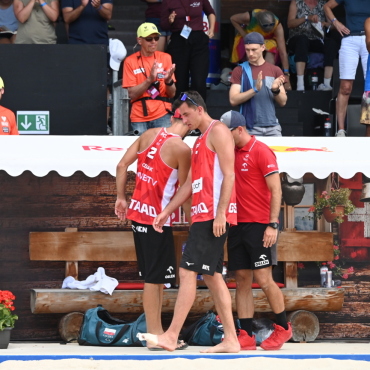 Verletzungspech für das polnische Herrenteam - Von der Equipe der Schulthess Klinik erstversorgt, humpelte Michał Bryl unter grossem Beifall vom Court, gefolgt von Teamkollege Bartosz Łosiak.
