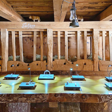 Zwischen Zartschmelz und Zerstörung: «Pow(d)er» in Gstaad - Zeitgenössischer Kunstschmuck von Nicolas Christol. Sein Herangehen mit Schiesspulver demonstrierte er auch vor dem Ausstellungsraum im Schnee – mit einer kleinen Explosion und einem lauten Knall!  FOTOS: ZVG