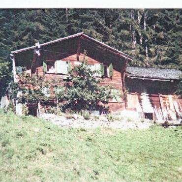 Die letzten Seilmacher im Saanenland – auf Spurensuche - Links: Wohnhaus Chlusli und Seilerei. Rechts: Werkstatt an der Gsteigstrasse.