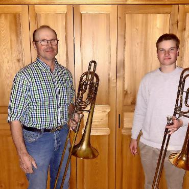 Abesitza 2025: Alpenruhe – vom Hotel zur sozialen Institution - Der erste Abesitz wird vom Posaunenduo Jens und Walter Zahler musikalisch umrahmt. FOTO: ZVG