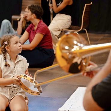 Musizieren mit den ganz Grossen - Marija Luize mit dem Tamburin. Ihr Auftrag lautet: Sorge dafür, dass alle an der gleichen Stelle im Stück Pause machen.