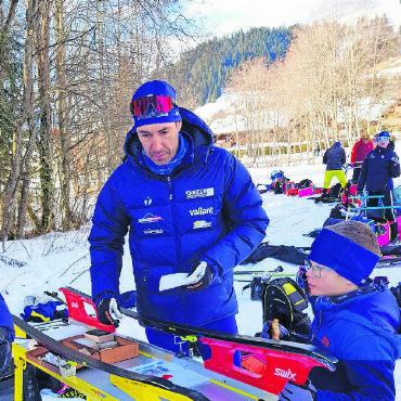 Weltcupstimmung beim 7. XCX Langlauf Cross Schönried - Mike Edreira ist Servicemann des SC Zweisimmen.