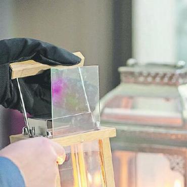 Das Friedenslicht kommt ins Saanenland – «Ein starkes Zeichen» - Zusammen ein Licht anzünden. FOTO: ZVG