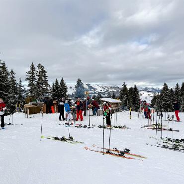Läger reloaded: Ein Stück Skigeschichte wird wiederbelebt - Viele Besuchende zog das Ereignis an. Bei Raclette und Wein wurde geplaudert.