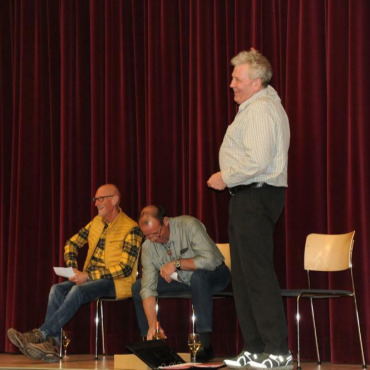 Zum 100. Mal - Von links: Hermann Recker, Bernhard Ellenberger und Präsident Stefan Romang, alle drei seit geraumer Zeit Mitglieder im Angelfischerverein Saanenland, bewiesen Entertainerqualitäten und unterhielten mit heiteren und beinahe unglaublichen Anekdoten ihres Fischerdaseins. (Foto: Jenny Sterchi)