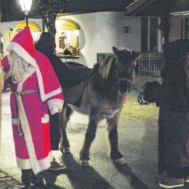 Der Samichlous zu Besuch im Saanenland - Der Samichlous mit seinen Gehilf:innen und Pony Olaf. FOTOS: NICOLAS GEISSBÜHLER